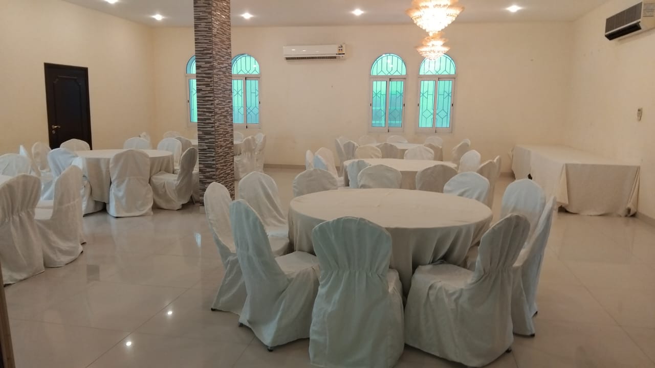 طاولة دائرية كبيرة Large round table